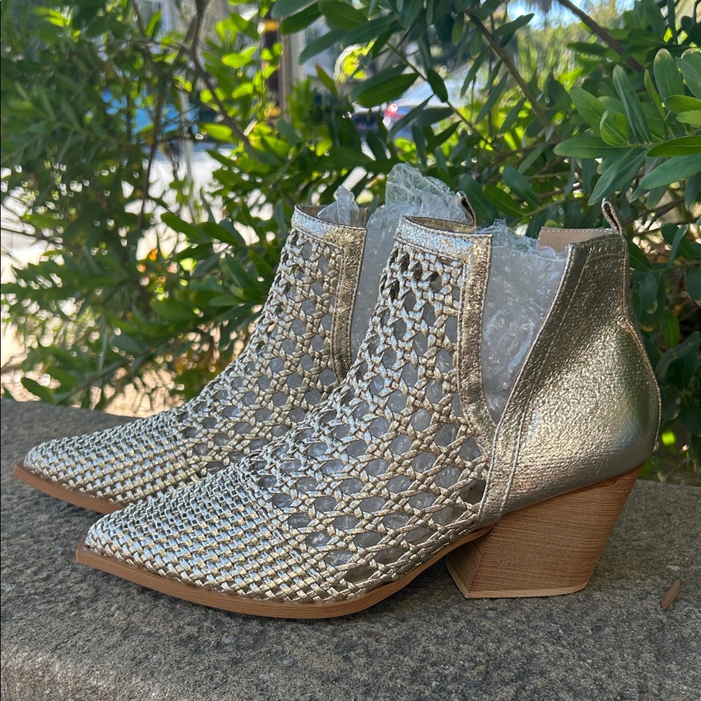 SIZE 38 / La Bottine Souriante Paris / Elegant Gold Toned / Ankle Boots